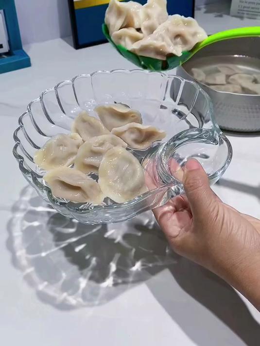 自带沥水的饺子盘,多余的水分都流到下面,饺子再也不粘在一起了