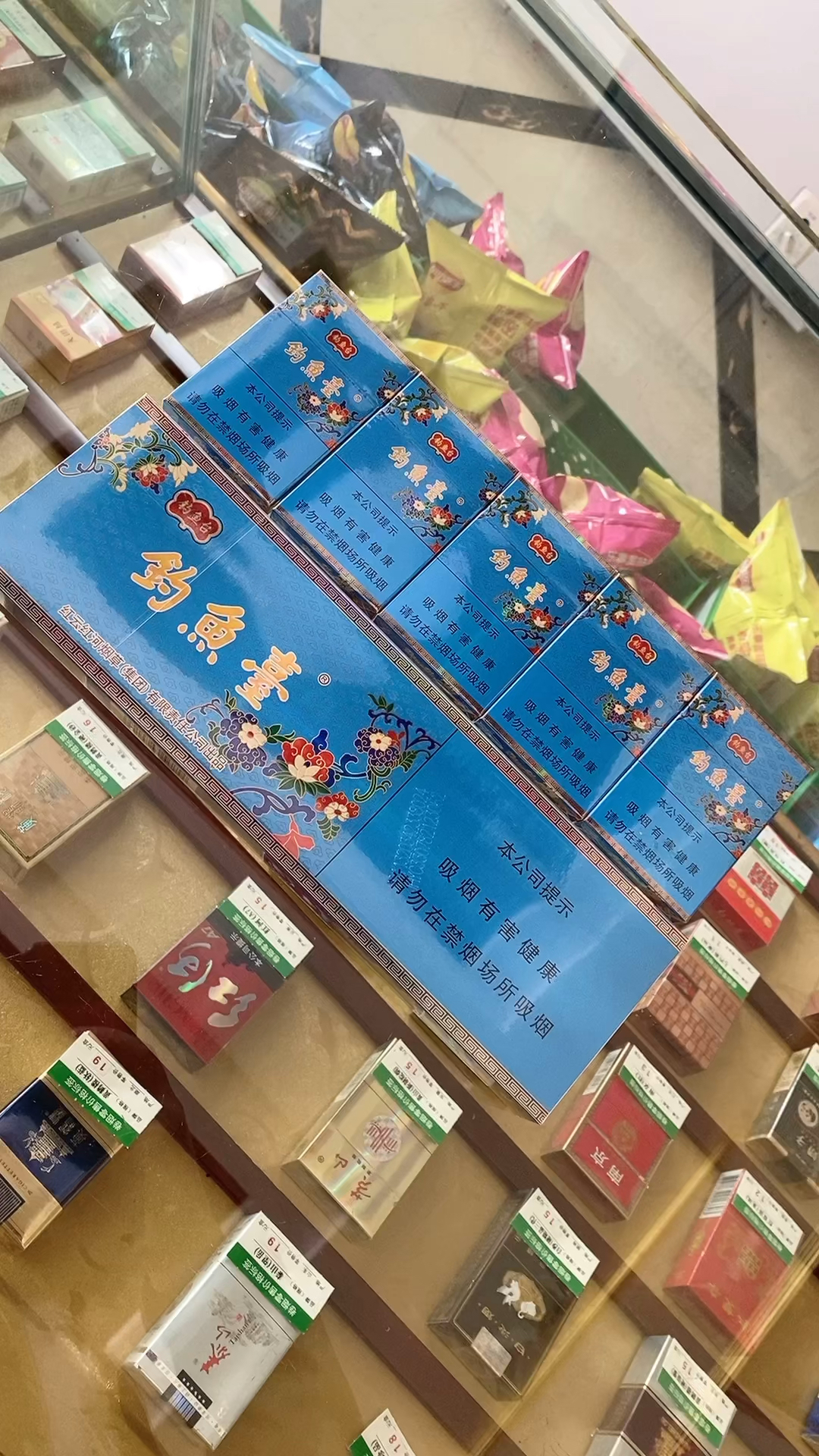 钓鱼台.从内到外皆具中国特色。外观包装的设计元素来源于中国景泰蓝瓷器,