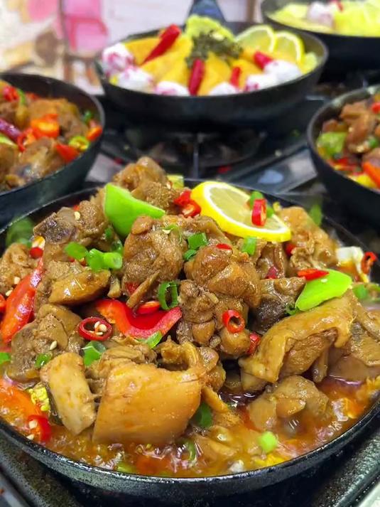 小锅炒鸡,放入小锅种根据不同的口味加入酱料,2分钟出餐
