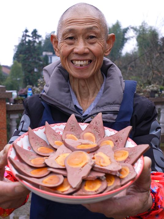羊肉就要像这样吃才巴适!农村四哥老爸喊幺舅来打平伙,有氛围了