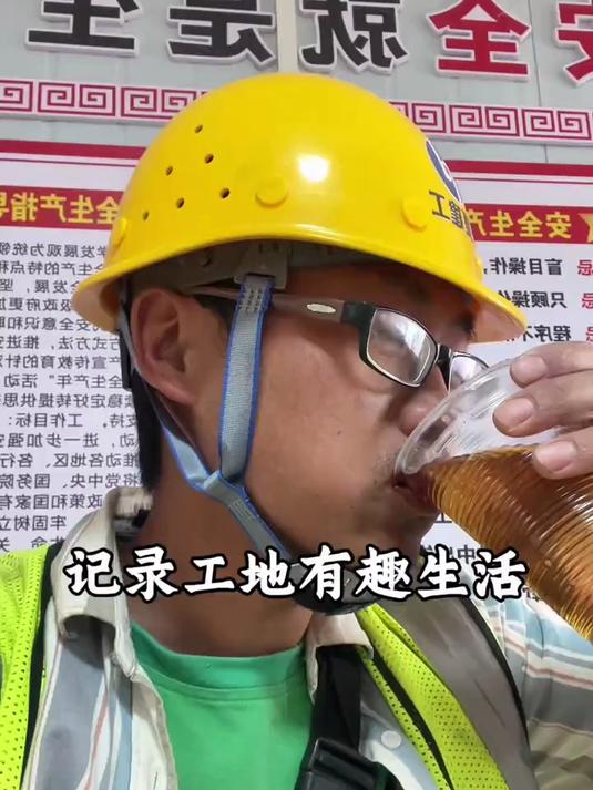 今天中午就是12元快餐,八个菜觉得还行