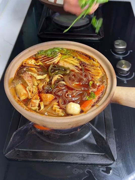 下班回家几分钟就可以搞定这个香喷喷，热乎乎的砂锅麻辣烫