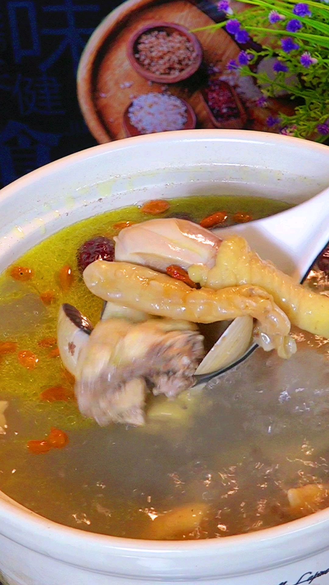 滋补花胶煲鸡汤,补血补肾又养颜