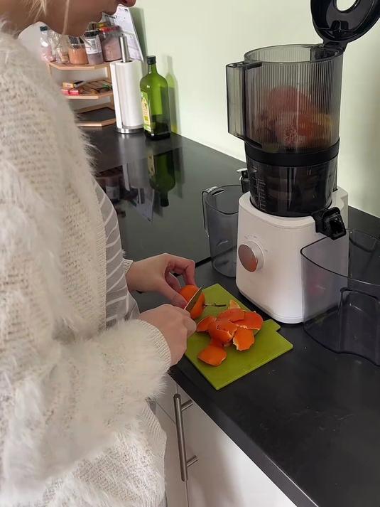 700欧买的榨汁机 她平时衣服舍不得买,榨汁机700欧一个倒是舍得