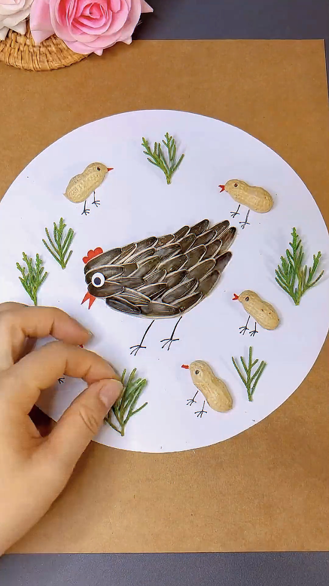 瓜子壳花生壳不要扔,用来做鸡妈妈和小鸡吧!#幼儿园手工#创意手工 #废物利用