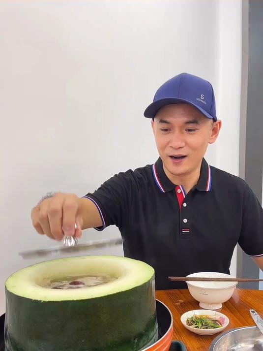 青头鸭子冬瓜盅，鸭肉嫩滑多汁，那碗汤更令我大饱口福