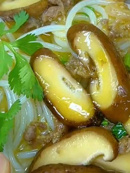孩子的早餐花几分钟在家煮一碗热乎乎的香菇瘦肉汤米粉吧，简单营养又好吃