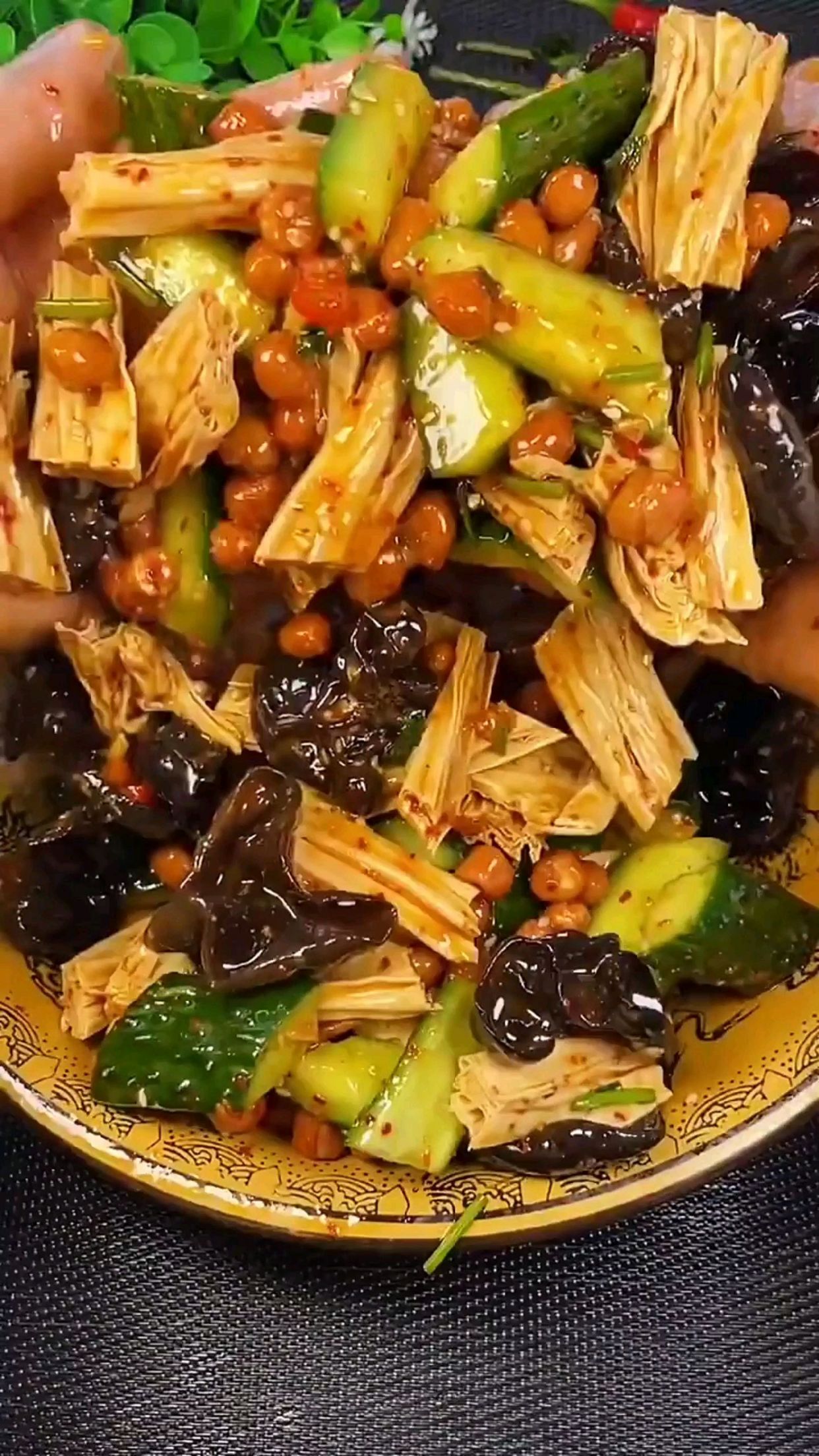 凉拌青瓜腐竹的家常做法,这样做香辣下饭,当下酒菜也太可口了吧