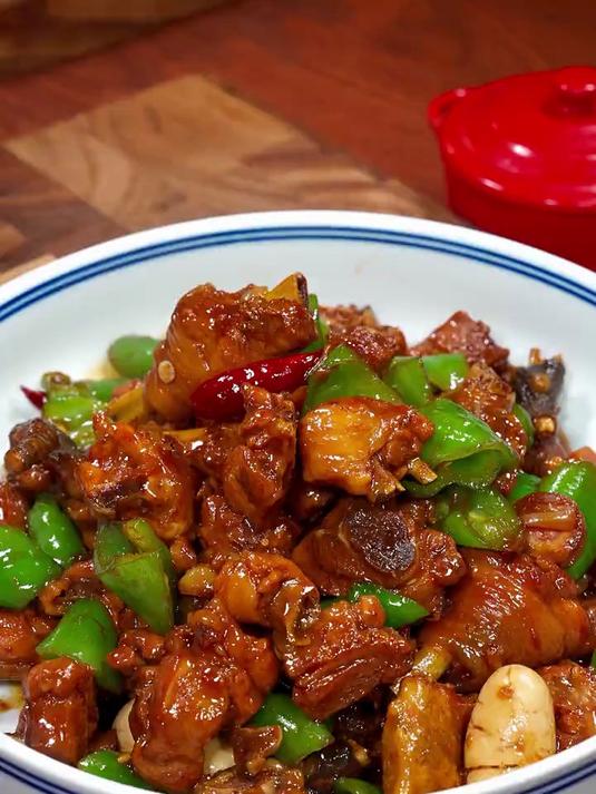 你就像我这样做个红烧鸡,鸡肉香辣入味