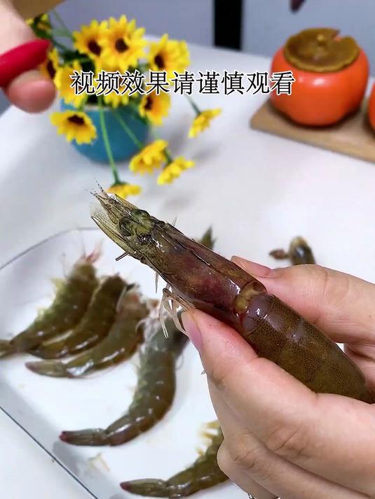 终于不用“跟虾线较劲”了！这挖虾神器一挑就净，虾线虾胃全带出