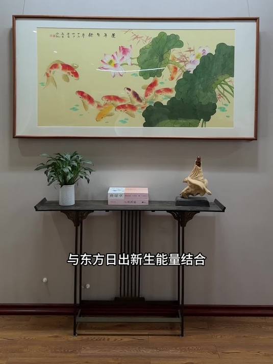 客厅东墙挂画推荐这幅手绘的九鱼图