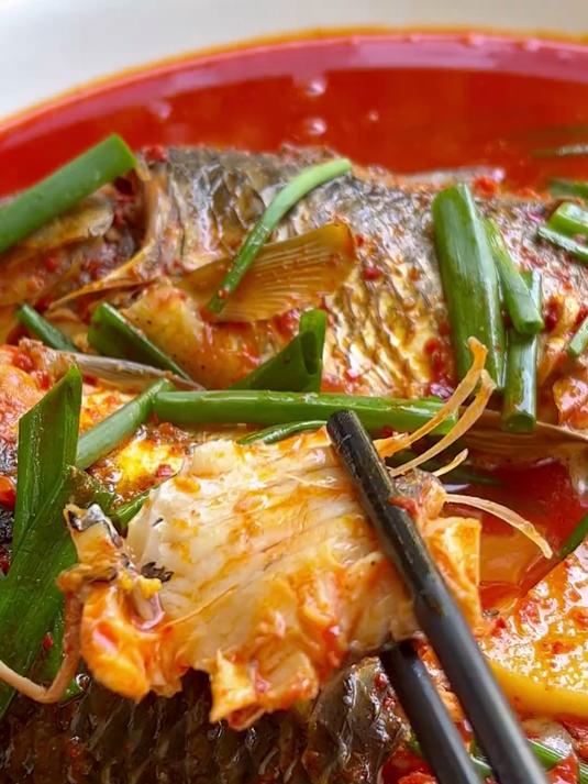 来大理吃特色酸辣鱼,用梅子炖煮太入味了!