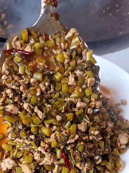 把热水倒进青菜苔里变成很多人喜欢吃的水酸菜，酸脆爽口开胃解腻