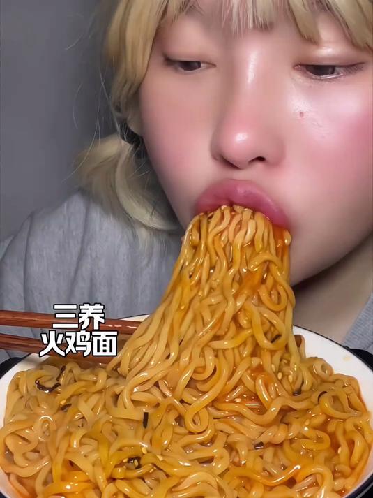 三养火鸡面 甜辣口味 越吃越过瘾～在喝一杯饮料 满满幸福感 #火鸡面吃了会上瘾#