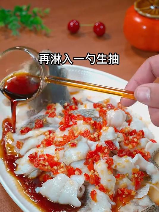以后鲈鱼不要总是清蒸了～试试这道剁椒鲈鱼片，香辣好吃#鲈鱼做法#