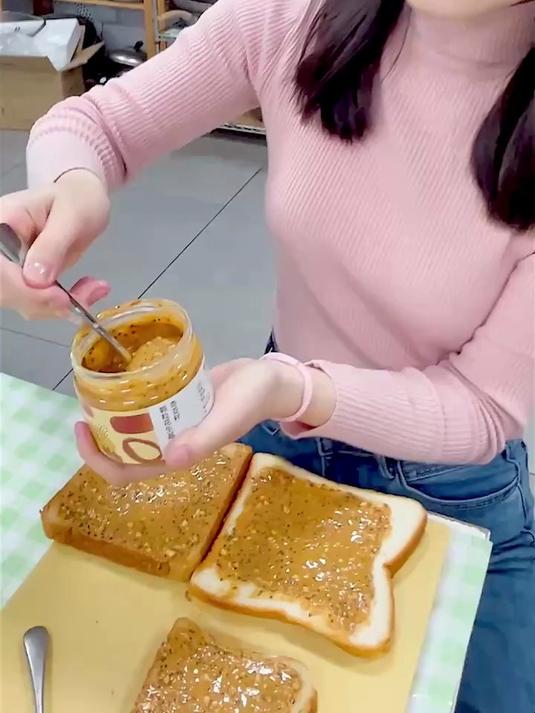 孩子的两分钟健康早餐，花生酱配料干净营养丰富，口感超级香脆