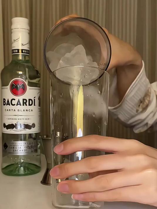 白朗姆柠檬汁可乐!就是一杯经典鸡尾酒!自由古巴!