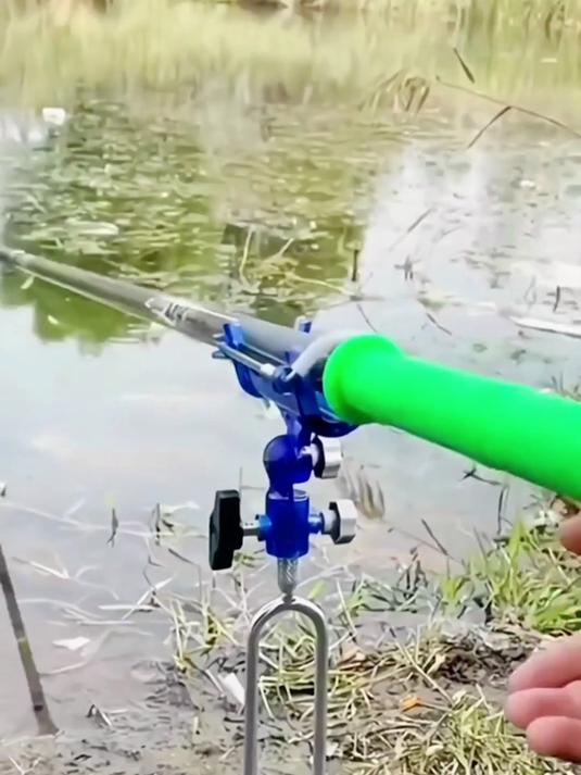 钓友们,这款炮台支架很给力,不仅能架10米鱼竿,还能当抄网杆用