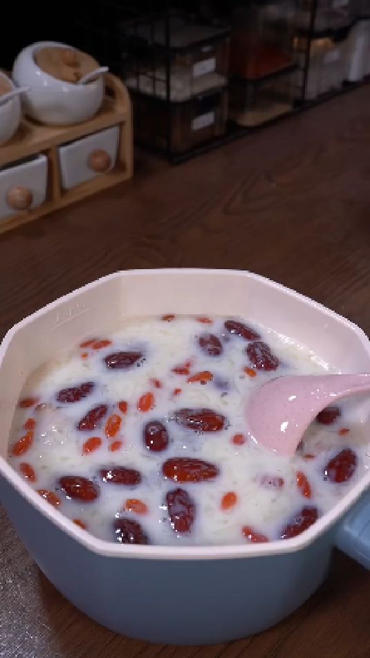牛奶银耳红枣粥