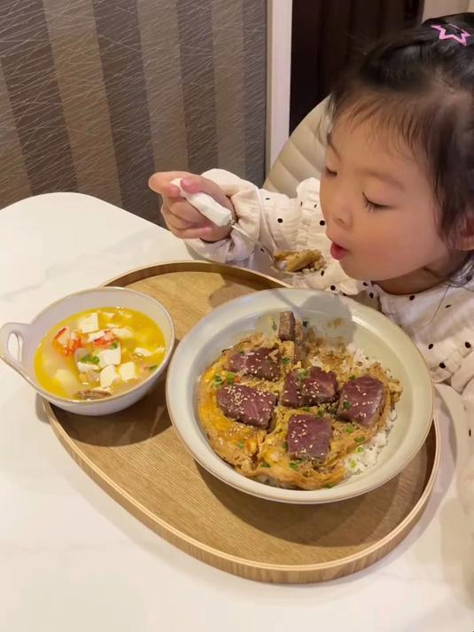 小朋友的午餐:抱蛋牛排饭 金沙海鲜豆腐汤