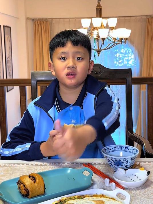 红糖红枣馒头,蓬松暄软,枣香浓郁,比面包都好吃