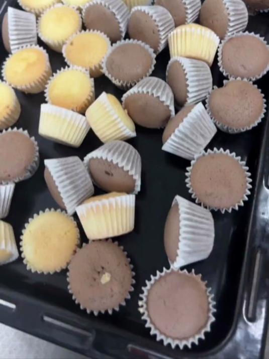 今天在老妈家做了小朋友喜欢的迷你小纸杯蛋糕，一口一个快乐