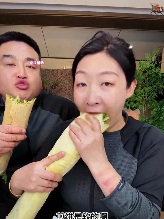 又香又软的山东粗粮煎饼,卷上热菜咬上一口,简直太满足了