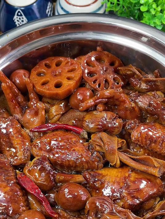 在家里卤鸡翅鸡爪简单方便，软烂入味，想吃什么卤什么
