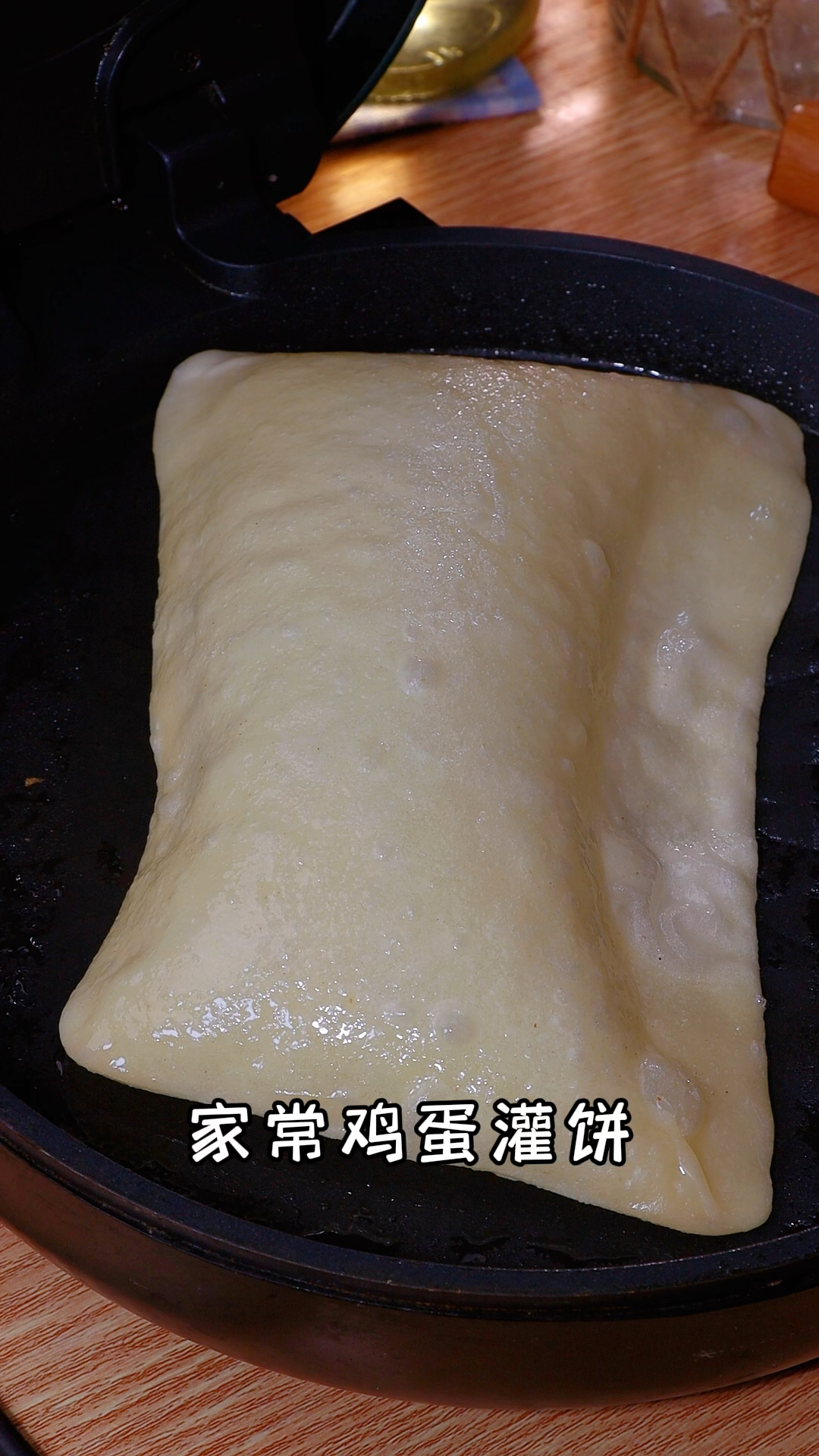 鸡蛋灌饼做法,为什么你烙的鸡蛋灌饼鼓不起来,像一张死面饼只要掌握好水温和面的手法