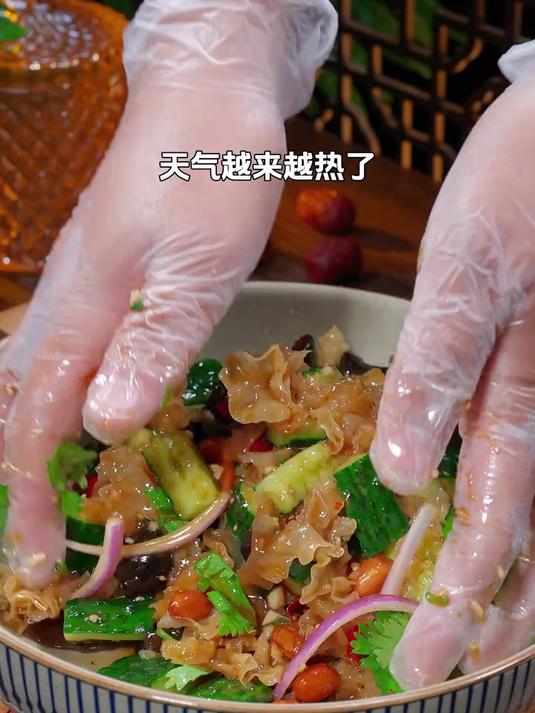 天热总想吃点凉拌菜,那你就试试这道凉拌银耳,酸辣入味又解腻