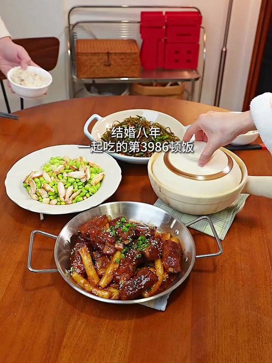 今日菜单:呛拌海带丝,毛豆蟹腿,虾滑蛋皮汤,酸梅年糕排骨
