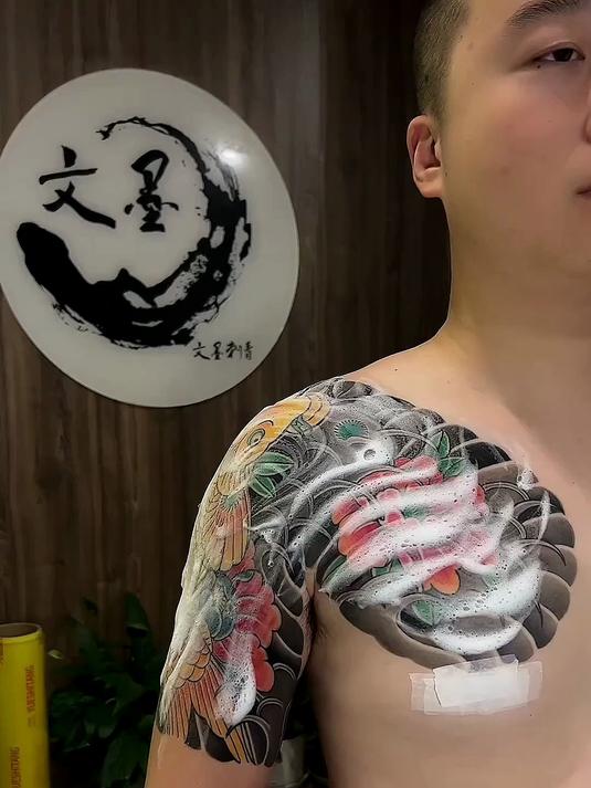 精神小伙鲤鱼牡丹纹身,上完色真好看,令人心动的图案