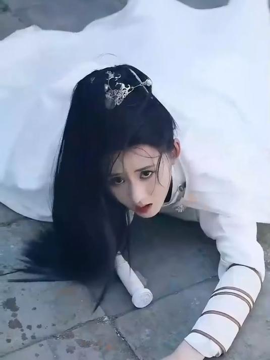 小伙仅用三针帮美人鱼褪去鱼尾后，竟开始抱着大腿，为所欲为