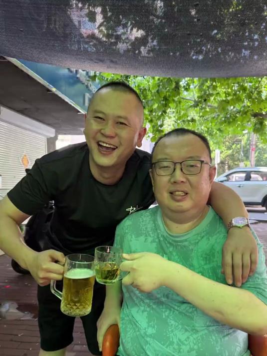 花二百在青岛批发市场买点海鲜去附近啤酒屋加工 跟几个老友喝一个