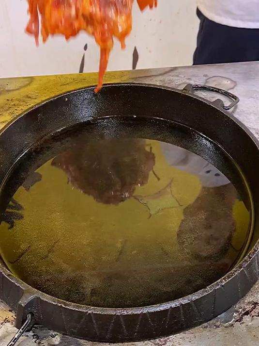 这两个铁板可不得了,可以操作很多小吃,铁板鸡架这样做更美味?