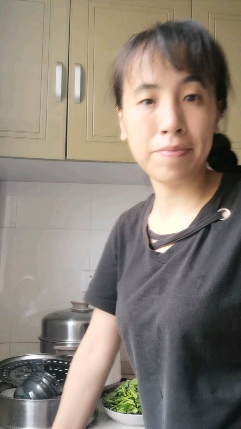 一菜一汤简单吃点,番茄鱼圆香干汤加个红心菜,炎炎夏日真不错