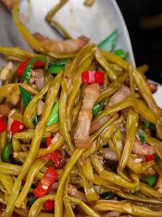 黄花菜干可以拿来煲汤凉拌焖肉,还可以拿来爆炒五花肉 黄花菜