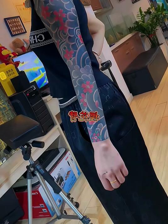 小姐姐纹身樱花臂，看起来非常有个性，你会喜欢吗