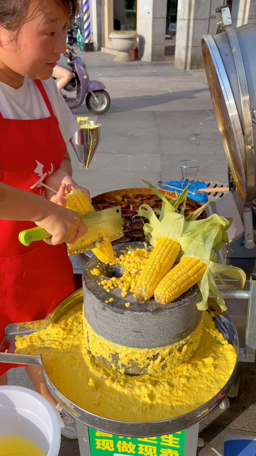 石磨现磨现做的玉米饼,磨浆发酵制作而成,老人小孩都爱吃的健康美食,一个人就能干