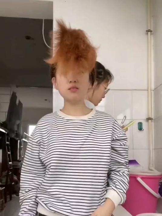 女生自己剪狼尾发型,头发太多好像翻车了