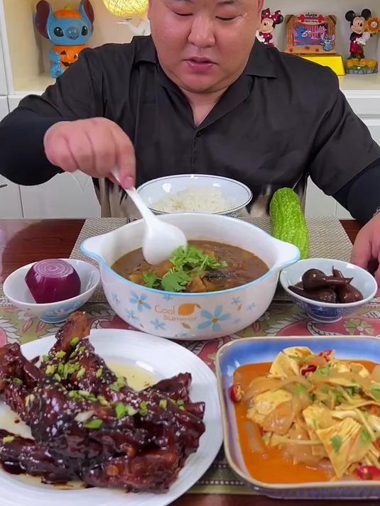 这拌饭太上头了土豆茄子酱搭配整根的红烧排骨 家常便饭吃得香