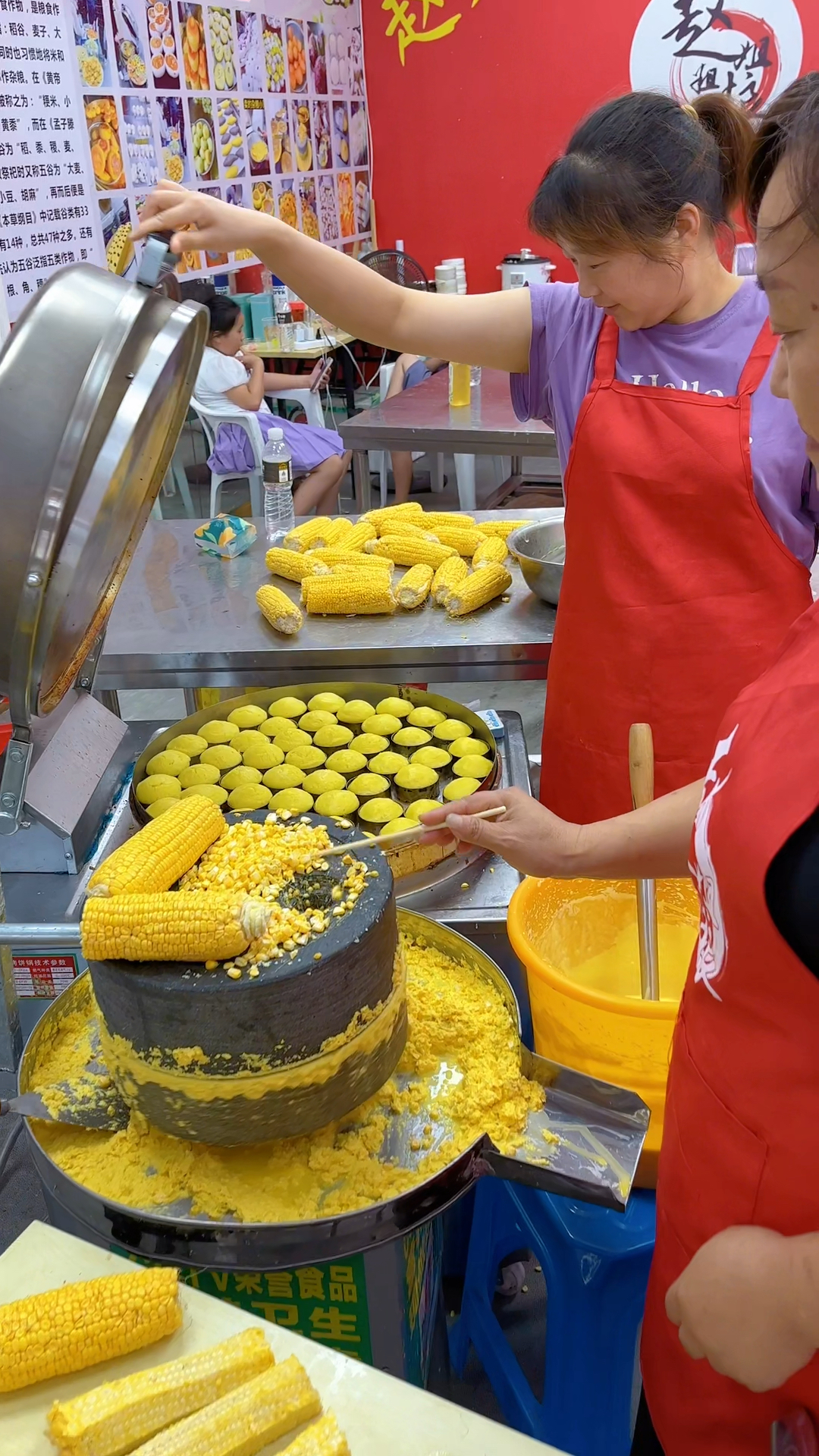 石磨玉米饼做法:玉米800克,酵母8克,牛奶200克,奶粉90克,白糖60克,吉士粉30克