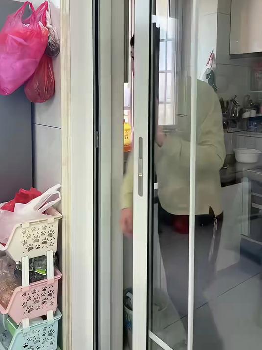 小朋友吃鱼的时候一定要小心鱼刺卡喉咙