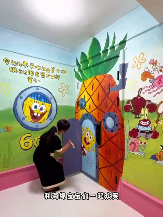 和闺蜜住隔壁手绘一梯两户楼道,第一次画这么大的墙画
