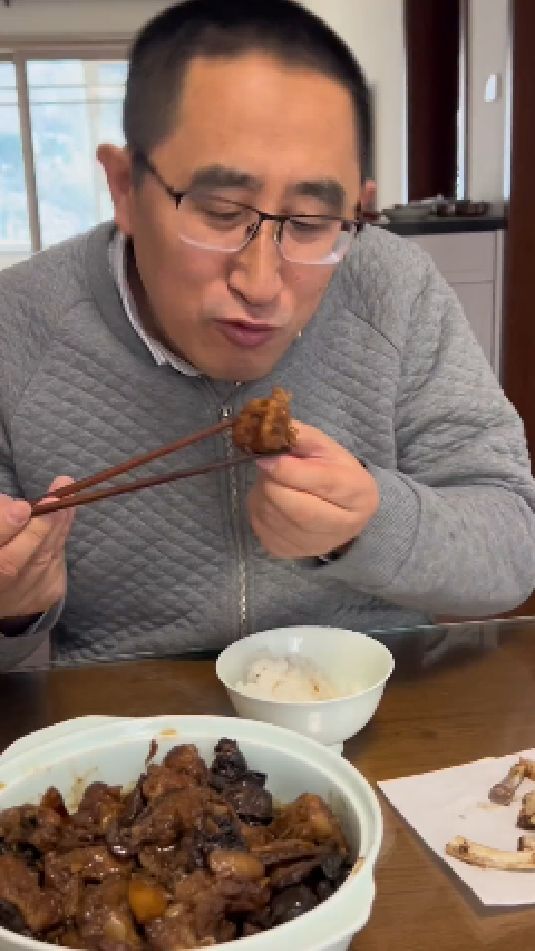 据不完全统计,坏水已经干掉10块排骨了