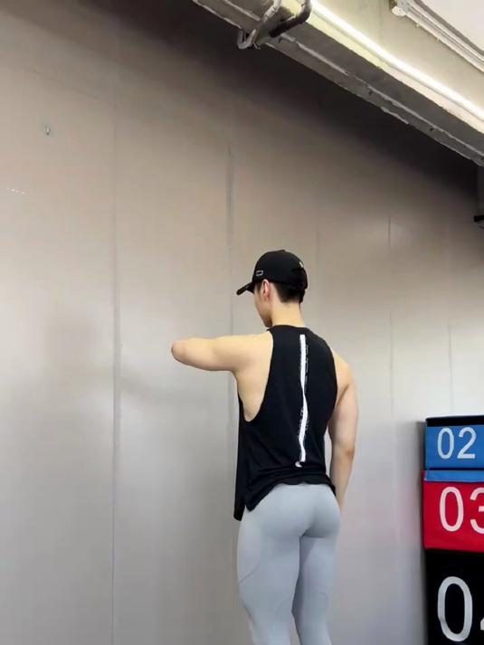 上臀扁塌有肉却不上翘的看过来