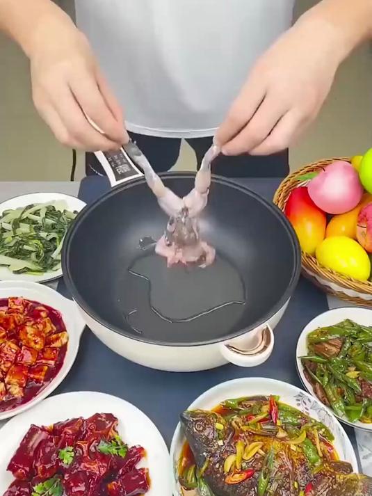 这是一款可以做饭的电炒锅，又能煮菜，还能炒菜烹饪，太棒了！