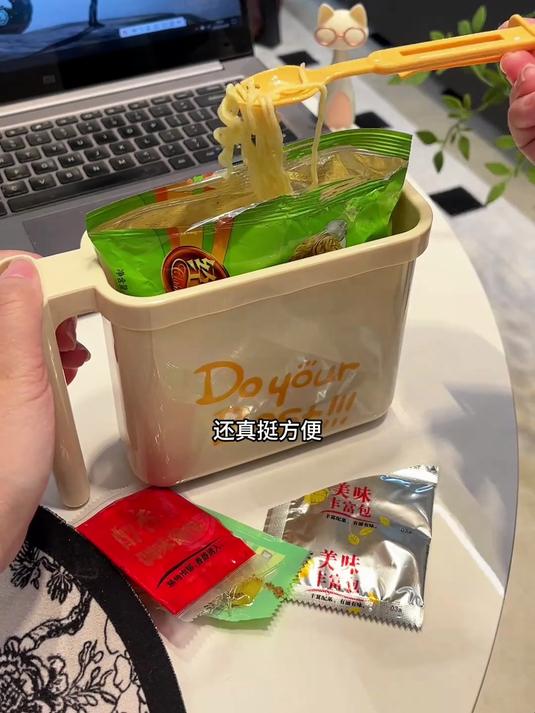 真是绝了哈哈,这下方便面更方便,花袋装面的钱吃桶装面感觉真好