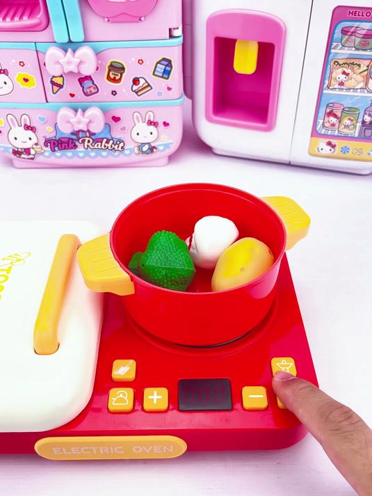 这电磁炉玩具有点意思哇，一边火锅一边铁板烧烤