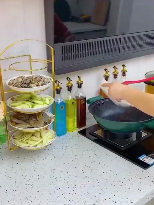 有了这款置物架,厨房做饭变得井井有序了!